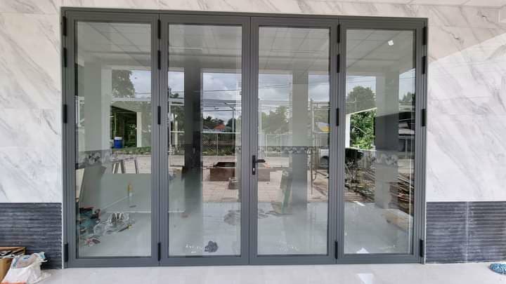 Hệ cửa đi nhôm kính 4 cánh lắp đặt tại nhà ở mới xây Cần Thơ