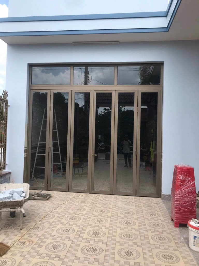 Hệ cửa gấp nhôm kính đồng bộ tại nhà phố mới xây Cần Thơ