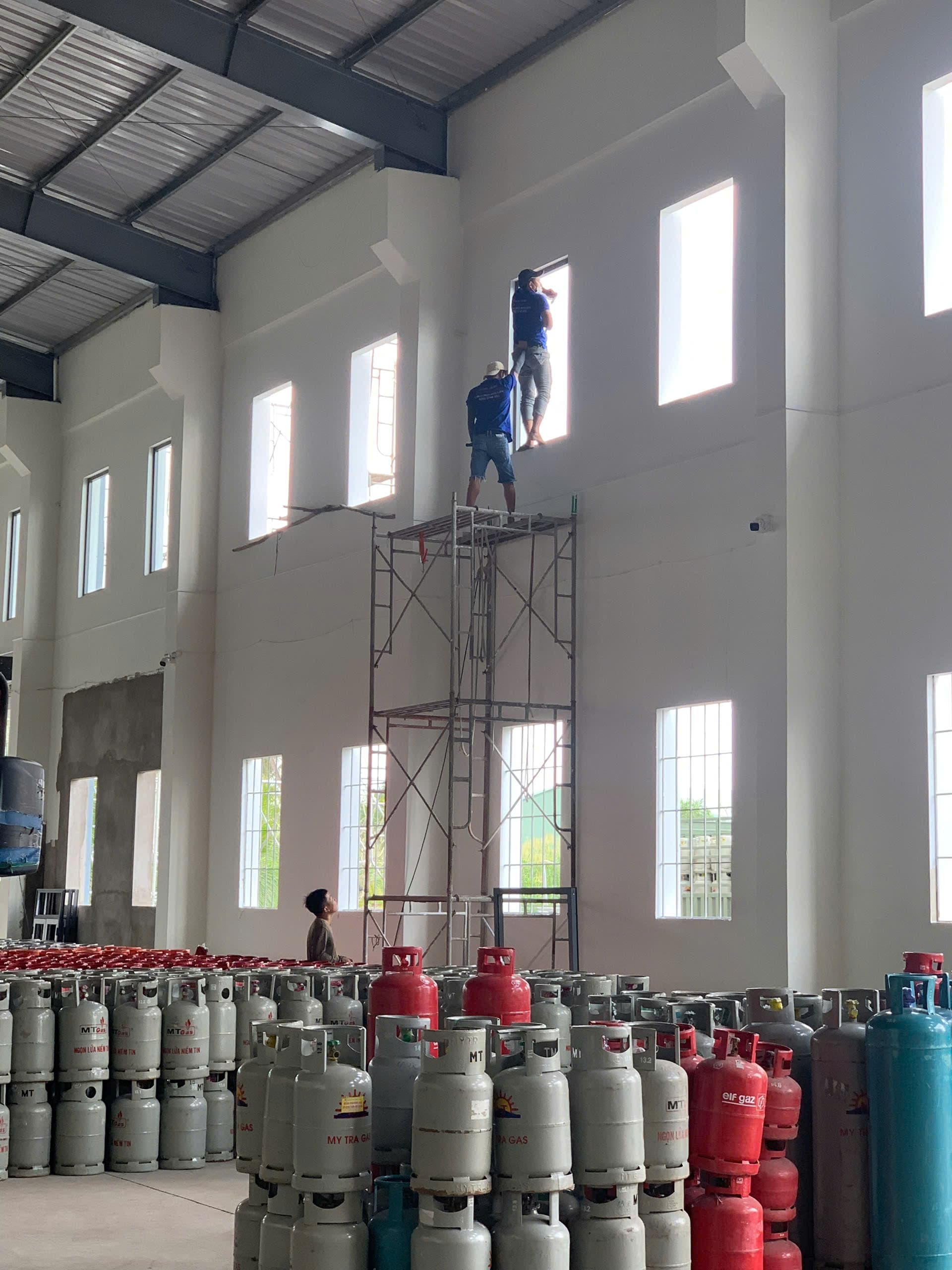 Lắp đặt cửa sổ nhôm kính tại nhà xưởng công nghiệp Cần Thơ